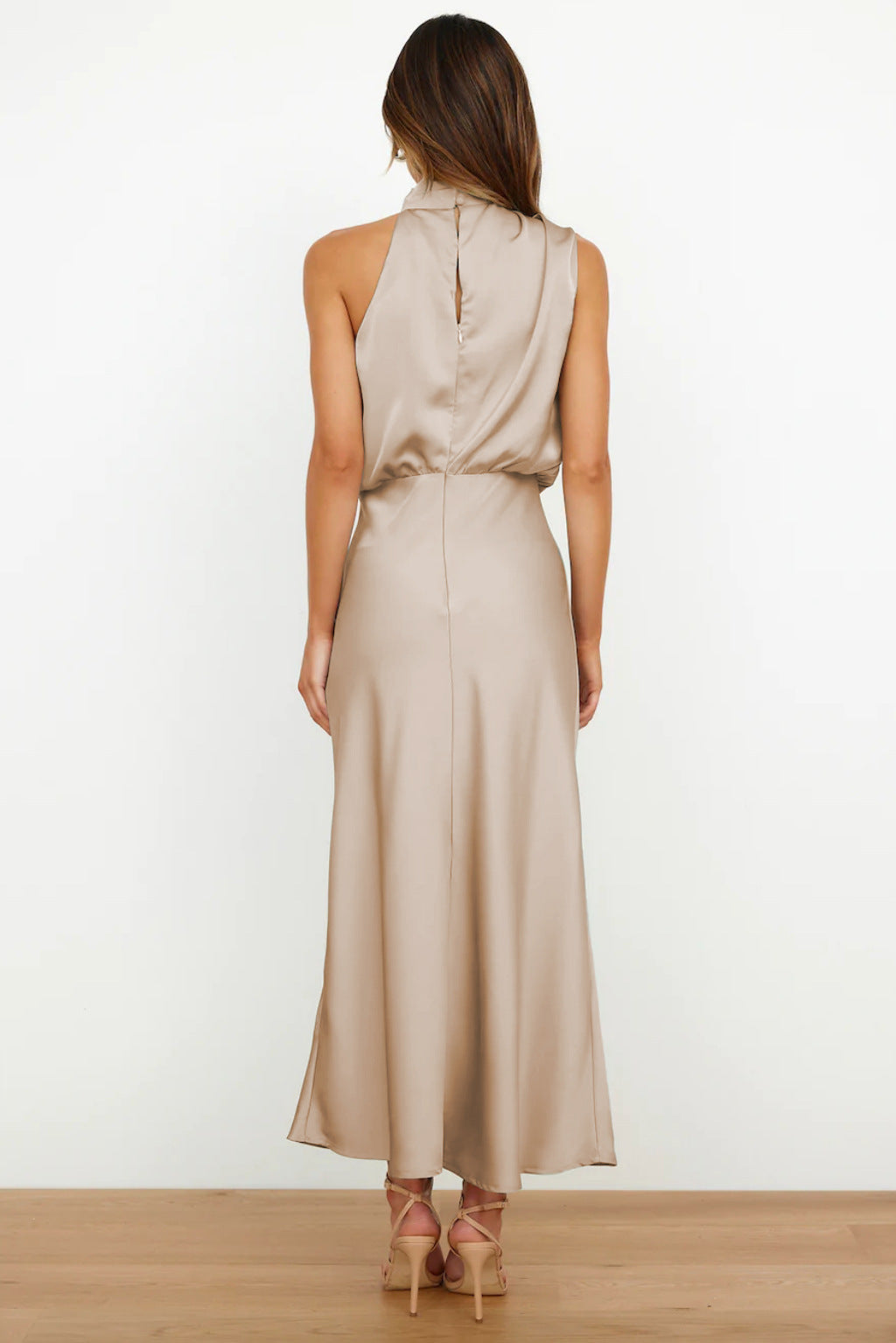 LYDIA – ELEGANTES HALTERNECK DESIGN