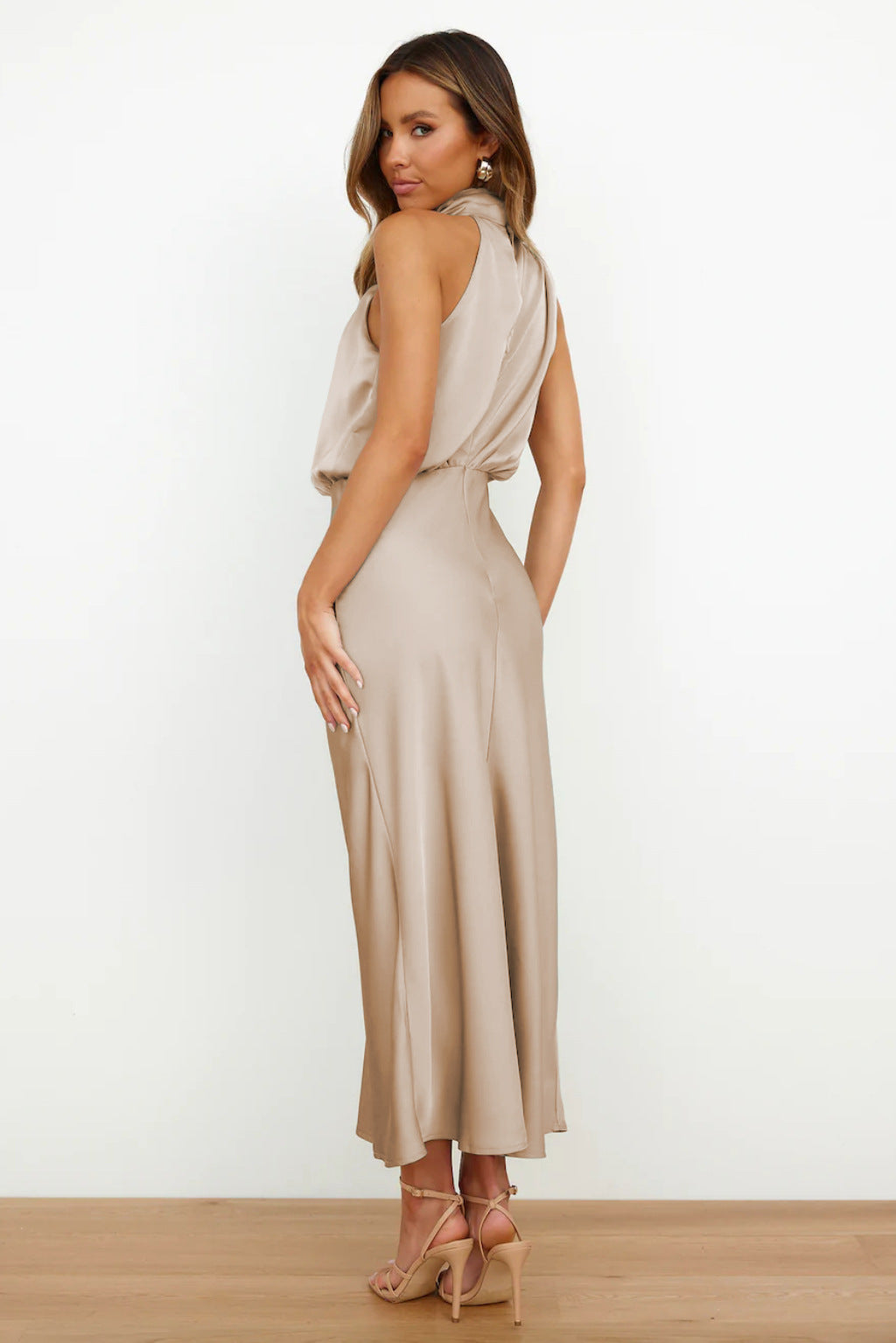 LYDIA – ELEGANTES HALTERNECK DESIGN