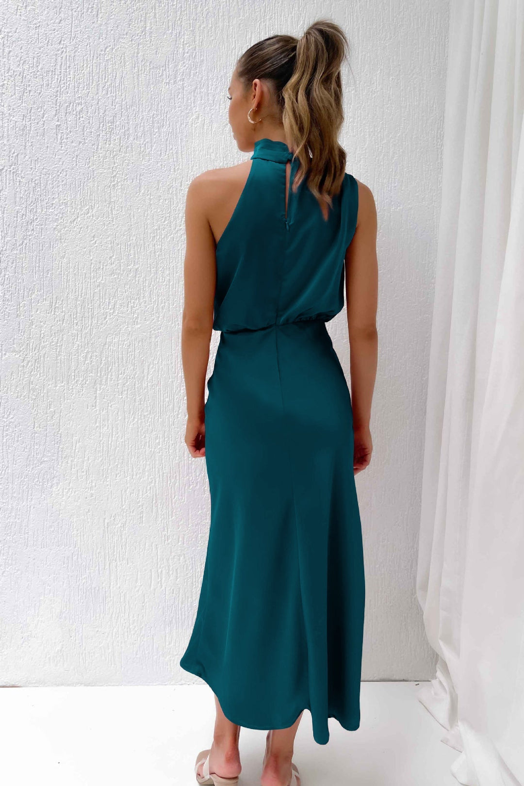 LYDIA – ELEGANTES HALTERNECK DESIGN