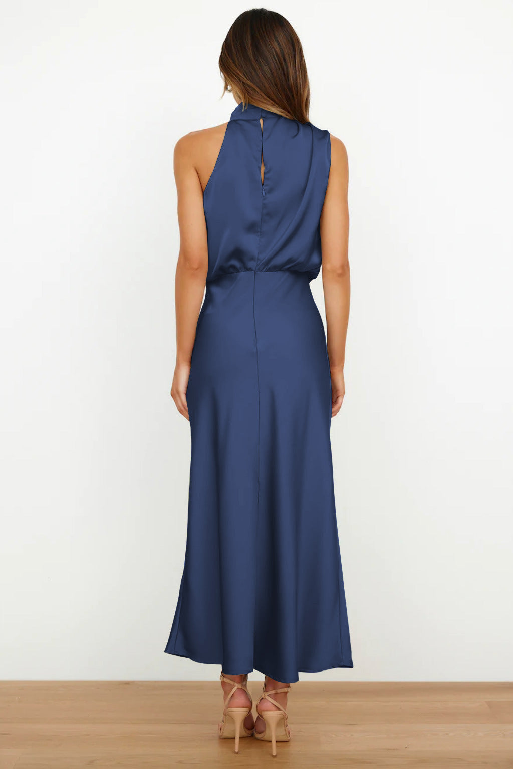 LYDIA – ELEGANTES HALTERNECK DESIGN