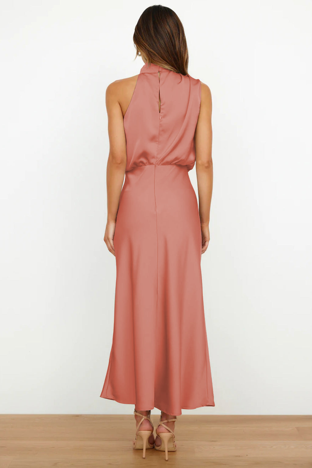 LYDIA – ELEGANTES HALTERNECK DESIGN
