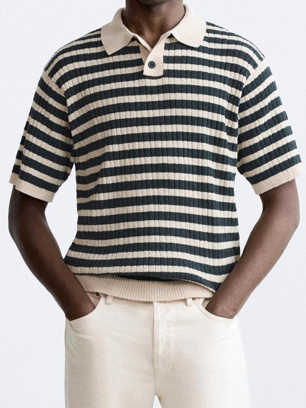 GESTRIFTES STRICK-POLO – ELEGANT FÜR JEDEN ANLASS
