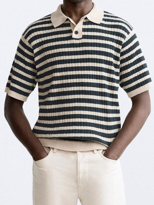 GESTRIFTES STRICK-POLO – ELEGANT FÜR JEDEN ANLASS