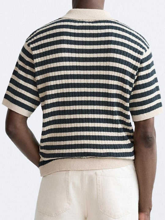 GESTRIFTES STRICK-POLO – ELEGANT FÜR JEDEN ANLASS